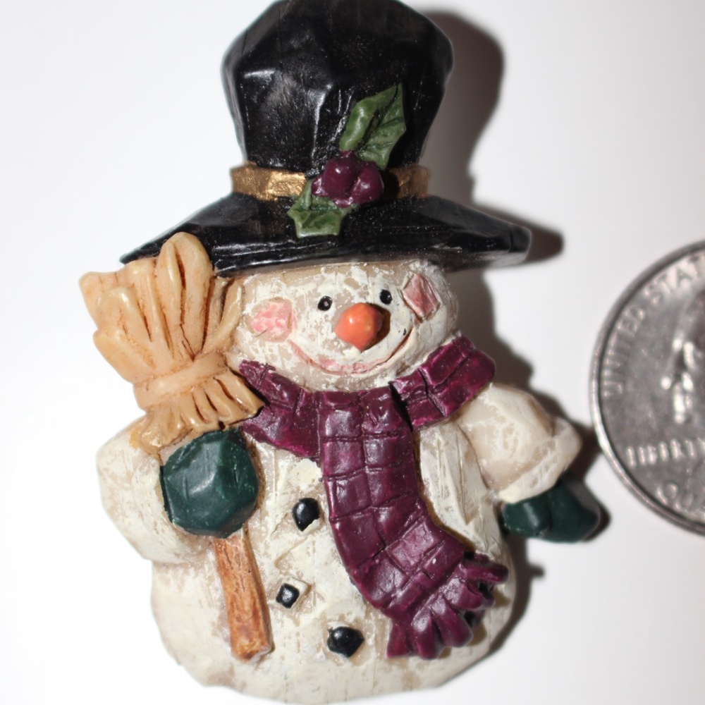 Old Fashion Resin Snowman, Faux Hand Carved Wood Look, pin